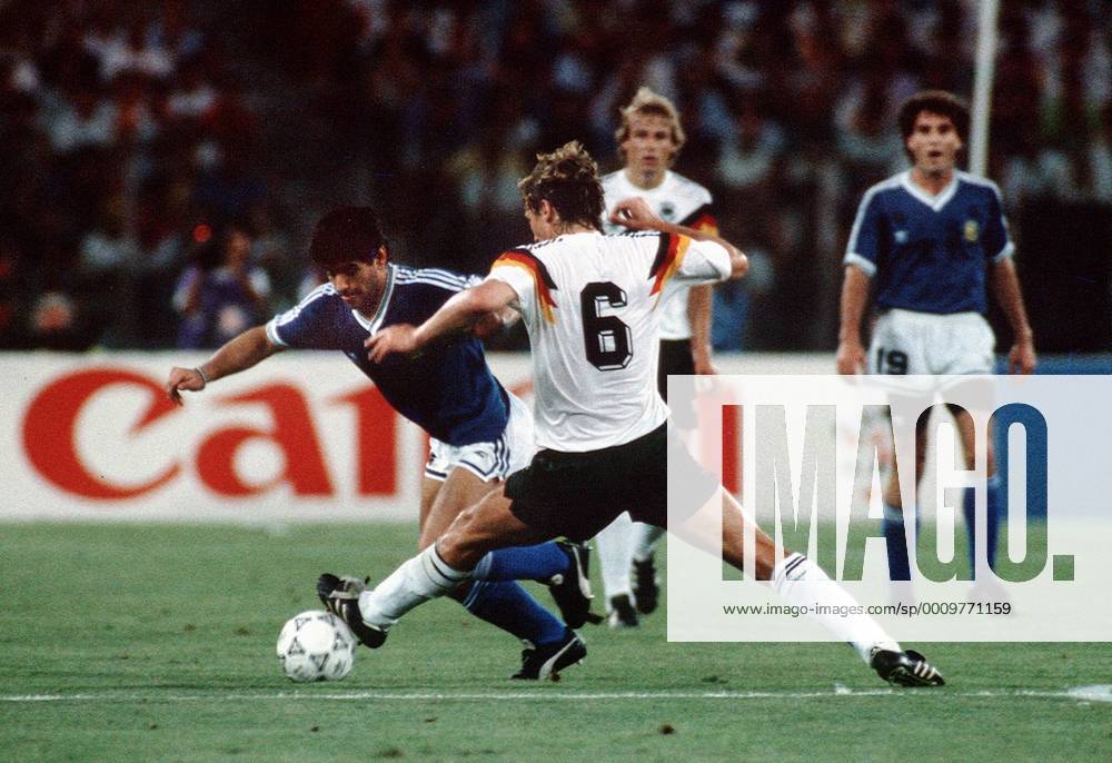 Fussball WM Weltmeisterschaft in Italien 1990 Finale Endspiel Deutschland BRD - Argentinien ARG Guido Buchwald ( 6 ) Deutschland , Diego Maradona Argentinien links