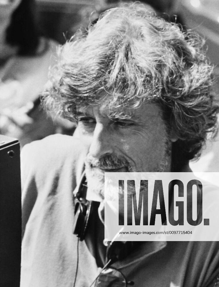 RISING SUN, director Philip Kaufman on set, 1993, TM & Copyright 20th Century Fox Film Corp. courtesy Everett Collection Please credit 20thCentFox Courtesy Everett Collection !ACHTUNG AUFNAHMEDATUM GESCHÃ„TZT! PUBLICATIONXNOTxINxCANxCHNxFRAxITAxJPNxNORxPOLxRUSxESPxUKxUSA