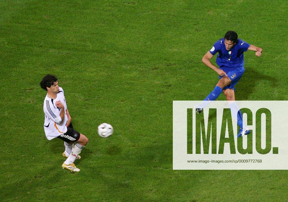 Fussball Herren FIFA WM Weltmeisterschaft 2006 Deutschland - Italien: Tor zum 1:0 für Italien. v.l. Michael Ballack (GER), Torschütze Fabio Grosso (ITA)