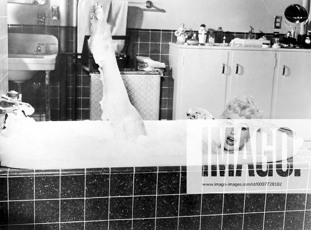 IMAGO ICONS: Marilyn Monroe THE SEVEN YEAR ITCH, Marilyn Monroe, 1955. TM and Copyright 20th Century Fox Film Corp. All rights reserved. Courtesy: Everett Collection 20th Century Fox Film Corp. All rights reserved. Courtesy: Everett Collection !ACHTUNG AUFNAHMEDATUM GESCHÄTZT! PUBLICATIONXNOTxINxCANxCHNxFRAxITAxJPNxNORxPOLxRUSxESPxUKxUSA