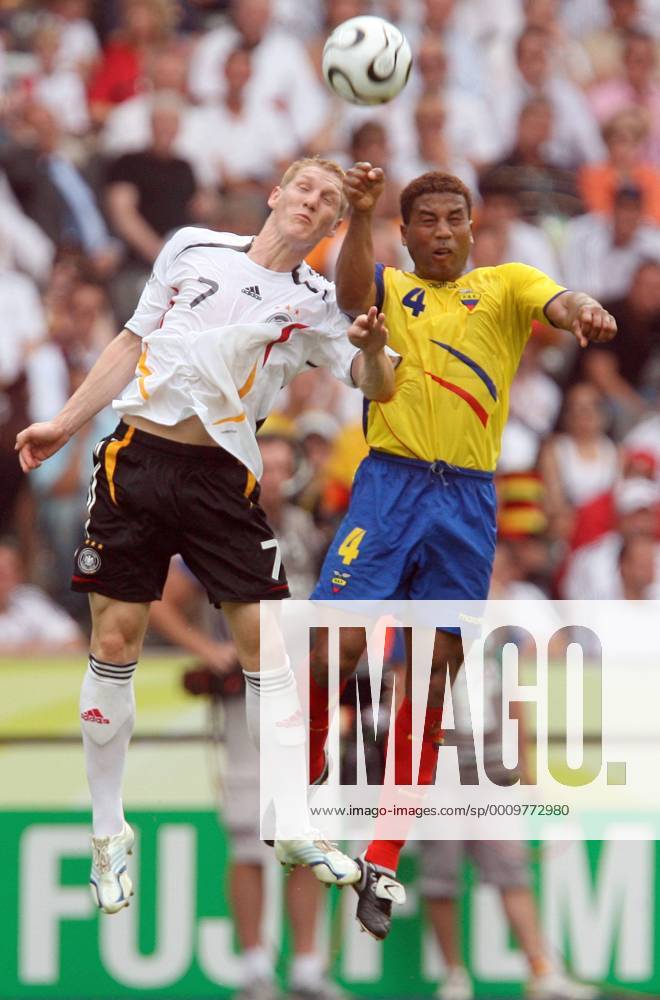Fussball Herren FIFA WM Weltmeisterschaft 2006 Ecuador - Deutschland : v.l. Bastian Schweinsteiger (GER) , Ulises de la Cruz (ECU)