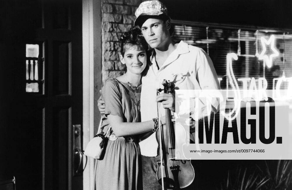 SQUARE DANCE, Winona Ryder, Rob Lowe, 1987, (c)Island Pictures courtesy Everett Collection Island Pictures Courtesy Everett Collection !ACHTUNG AUFNAHMEDATUM GESCHÃ„TZT! PUBLICATIONXNOTxINxCANxCHNxFRAxITAxJPNxNORxPOLxRUSxESPxUKxUSA