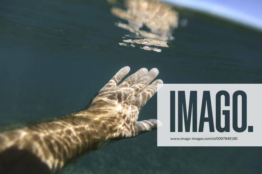 IMAGO Creative: Kraft des Wassers Unrecognizable person swimming under water Lombok, Nusa Tenggara Bar., Indonesia CR_KOTRIN200115S-227560-01