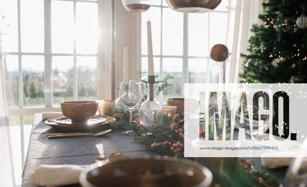 IMAGO Creative: Landleben - Essen tall candles on a decorated dinner table at home at Christmas NorrtoÂ¤lje, Stockholm County, Sweden CR_RABE200115-271811-01