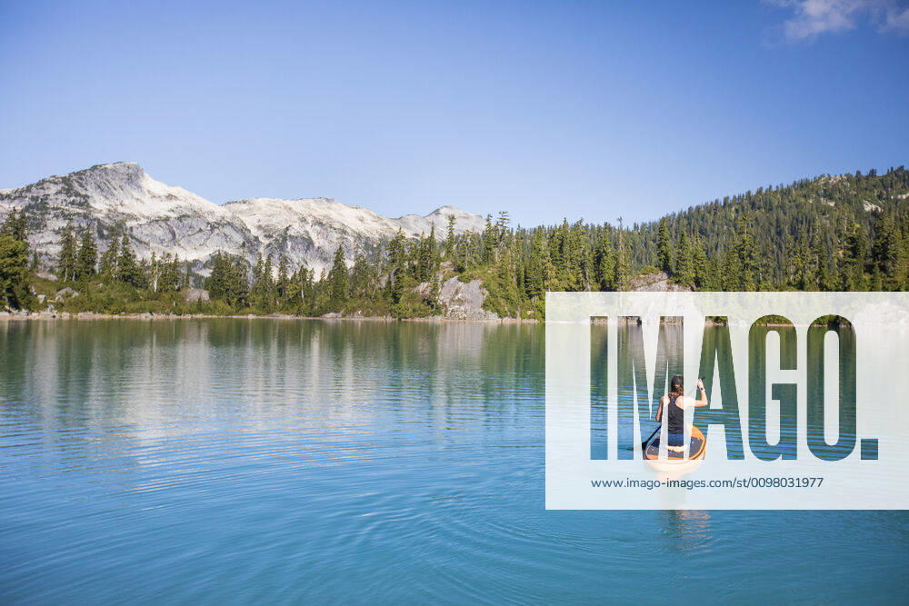 IMAGO Creative: Sommer, In den Bergen Attractive woman paddles Stand up paddle board on blue lake. Vancouver, BC, Canada ,model released, Symbolfoto CR_JDIP200213-303792-01