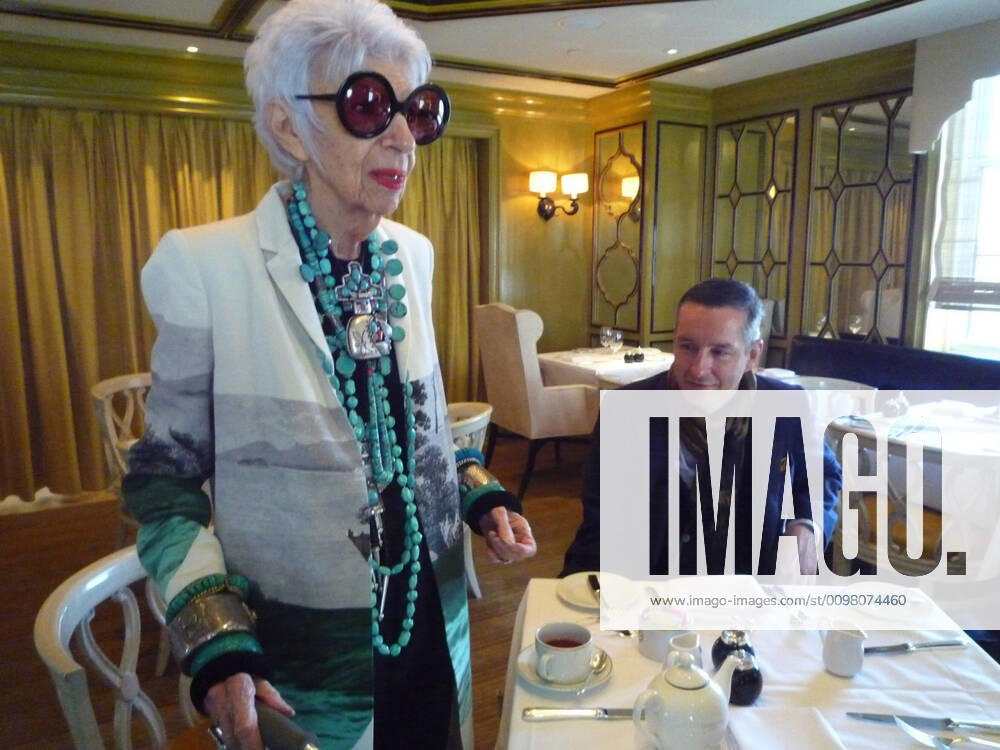 IMAGO ICONS: Iris Apfel IRIS, l-r: Iris Apfel, Dries Van Noten, 2014. Magnolia Pictures courtesy Everett Collection Magnolia Pictures Courtesy Everett Collection !ACHTUNG AUFNAHMEDATUM GESCHÄTZT! PUBLICATIONXNOTxINxCANxCHNxFRAxITAxJPNxNORxPOLxRUSxESPxUKxUSA