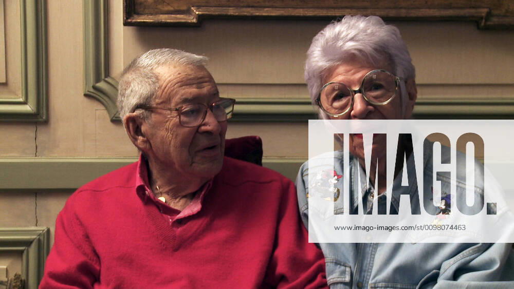 IMAGO ICONS: Iris Apfel IRIS, l-r: Carl Apfel, Iris Apfel, 2014. Magnolia Pictures courtesy Everett Collection Magnolia Pictures Courtesy Everett Collection !ACHTUNG AUFNAHMEDATUM GESCHÃ„TZT! PUBLICATIONXNOTxINxCANxCHNxFRAxITAxJPNxNORxPOLxRUSxESPxUKxUSA