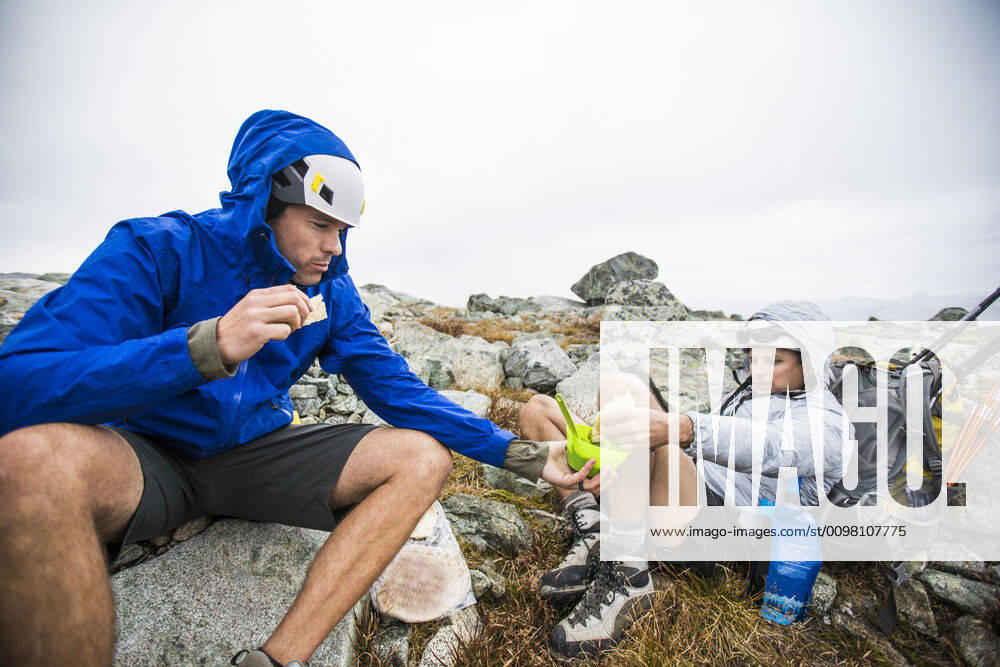 IMAGO Creative: Klimawandel - Nachhaltiges Reisen Climbers share food during a backpacking trip. Whistler, BC, Canada ,model released, Symbolfoto CR_JDIP200220B-282739-01