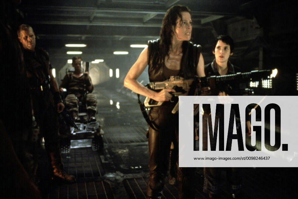 ALIEN: RESURRECTION, Ron Perlman, Sigourney Weaver, Winona Ryder, 1997, alien hunting 20thCentFox Courtesy Everett Collection !ACHTUNG AUFNAHMEDATUM GESCHÃ„TZT! PUBLICATIONXNOTxINxCANxCHNxFRAxITAxJPNxNORxPOLxRUSxESPxUKxUSA