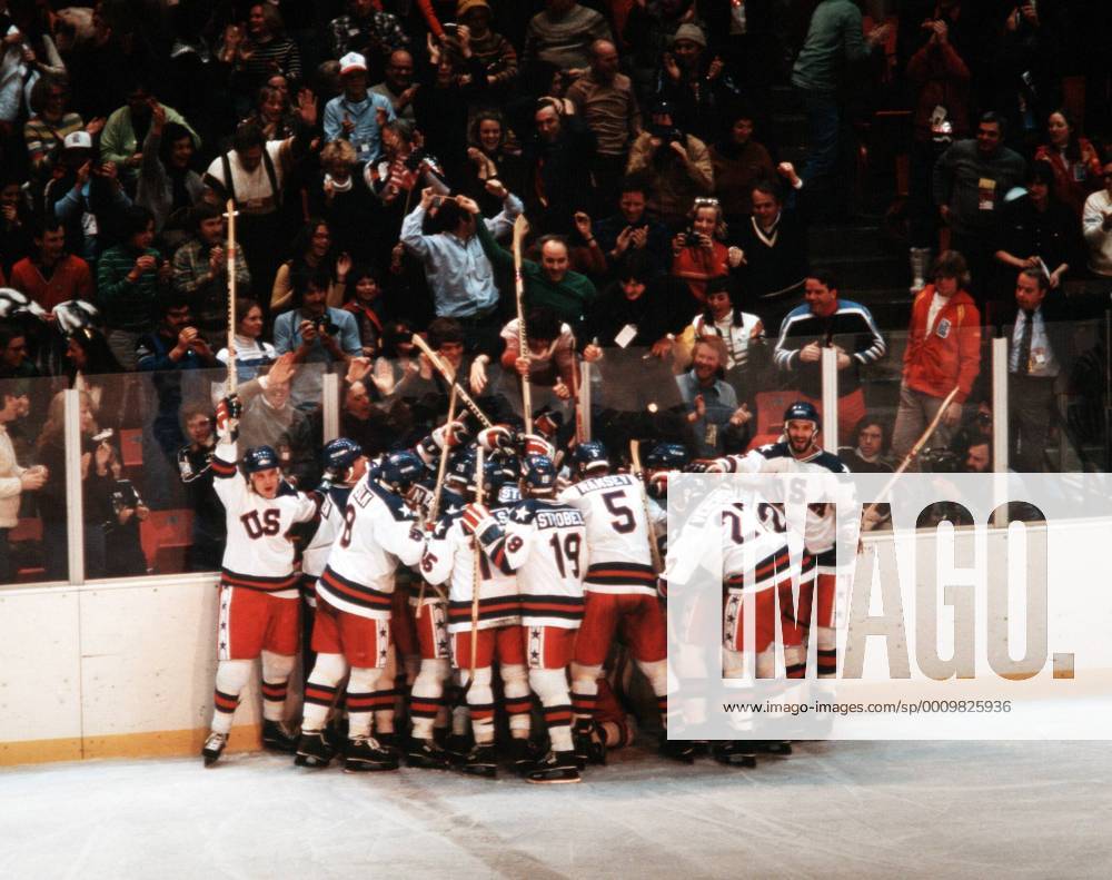 Torjubel der USA im entscheidenden vorletzten Finalrundenspiel Das US Eishockey Team wurde bei den Olympischen Spielen im heimischen Lake Placid 1980 Olympiasieger gegen den übermächtig scheinenden Gegner UdSSR