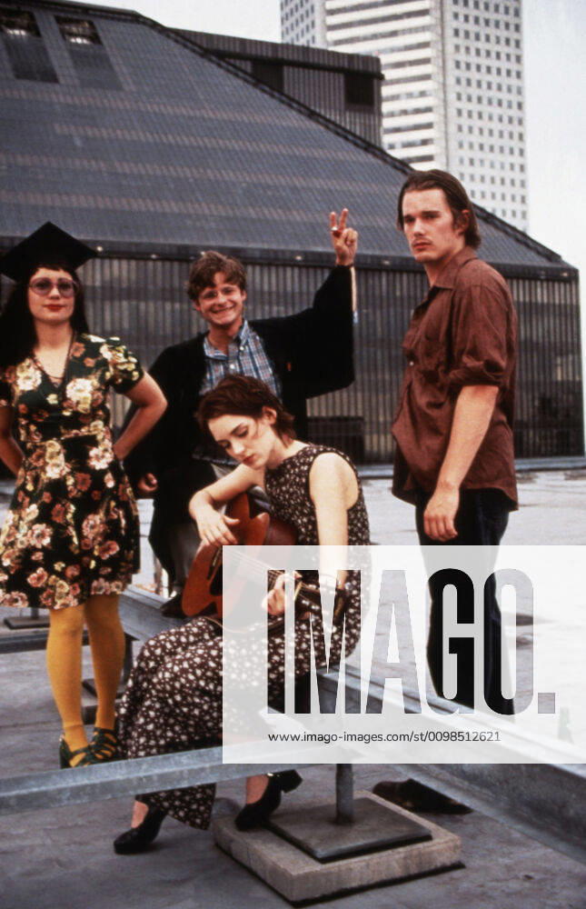 REALITY BITES, Winona Ryder (seated with guitar), standing from left: Janeane Garofalo, Steve Zahn, Ethan Hawke, 1994, (c) Universal cpurtesy Everett Collection Universal Courtesy Everett Collection !ACHTUNG AUFNAHMEDATUM GESCHÄTZT! PUBLICATIONXNOTxINxCANxCHNxFRAxITAxJPNxNORxPOLxRUSxESPxUKxUSA