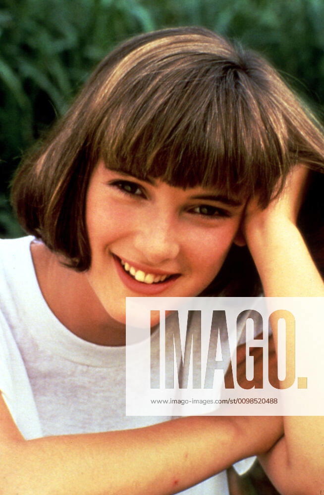 SQUARE DANCE, Winona Ryder, 1987, Island Pictures courtesy Everett Collection Island Pictures Courtesy Everett Collection !ACHTUNG AUFNAHMEDATUM GESCHÃ„TZT! PUBLICATIONXNOTxINxCANxCHNxFRAxITAxJPNxNORxPOLxRUSxESPxUKxUSA
