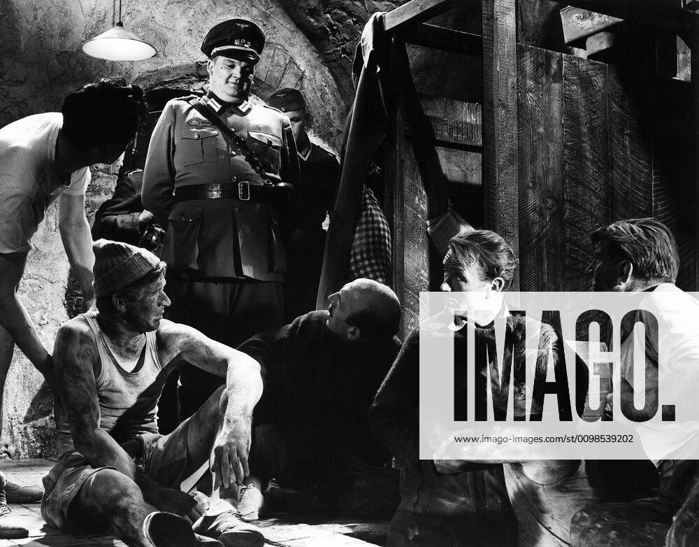 THE COLDITZ STORY, Denis Shaw (in uniform), looking back from left: Lionel Jeffries, John Mills, Bryan Forbes, Theodore Bikel, 1955, tcs1955jm-fsct004(tcs1955jm-fsct004) Courtesy Everett Collection !ACHTUNG AUFNAHMEDATUM GESCHÄTZT! PUBLICATIONXNOTxINxCANxCHNxFRAxITAxJPNxNORxPOLxRUSxESPxUKxUSA