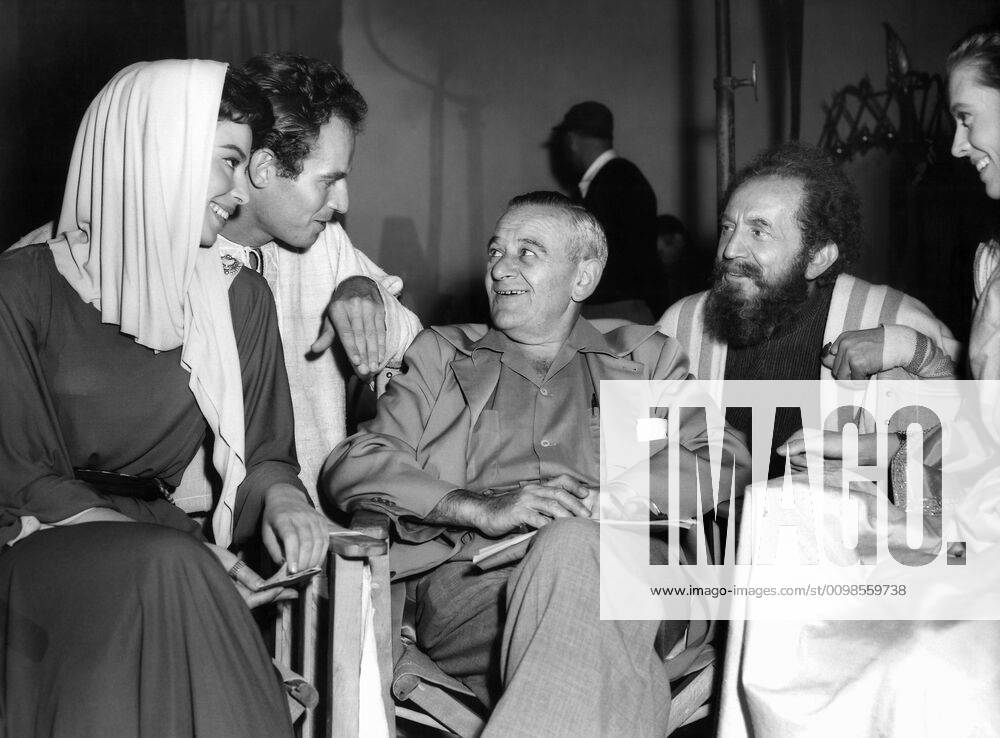 BEN-HUR, Haya Harareet, Charlton Heston, director William Wyler, Sam Jaffe on set, 1959 Courtesy Everett Collection !ACHTUNG AUFNAHMEDATUM GESCHÃ„TZT! PUBLICATIONXNOTxINxCANxCHNxFRAxITAxJPNxNORxPOLxRUSxESPxUKxUSA