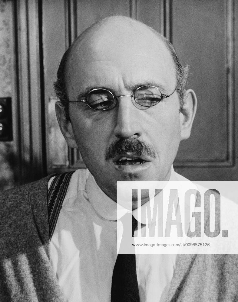 DOCTOR AT LARGE, Lionel Jeffries, 1957 !ACHTUNG AUFNAHMEDATUM GESCHÃ„TZT! PUBLICATIONXNOTxINxCANxCHNxFRAxITAxJPNxNORxPOLxRUSxESPxUKxUSA