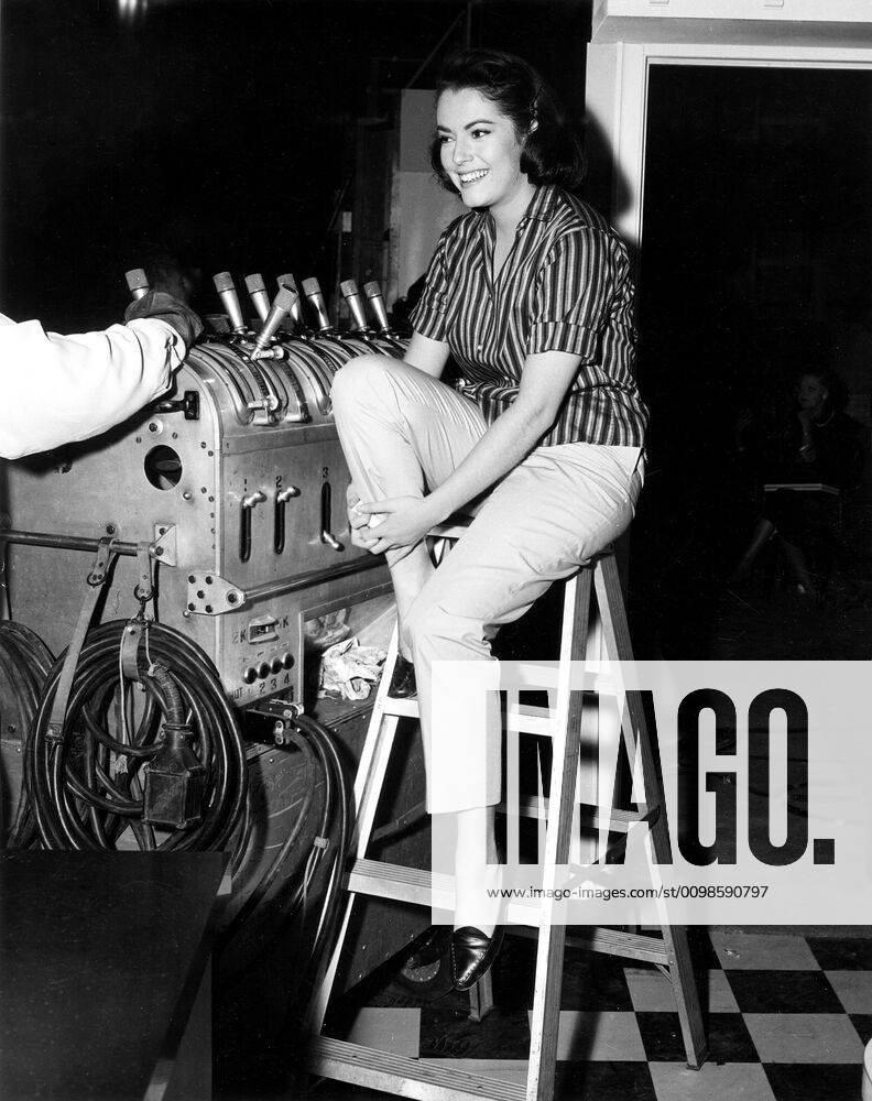 IMITATION OF LIFE, Susan Kohner, on-set, 1959 Courtesy Everett Collection !ACHTUNG AUFNAHMEDATUM GESCHÃ„TZT! PUBLICATIONXNOTxINxCANxCHNxFRAxITAxJPNxNORxPOLxRUSxESPxUKxUSA