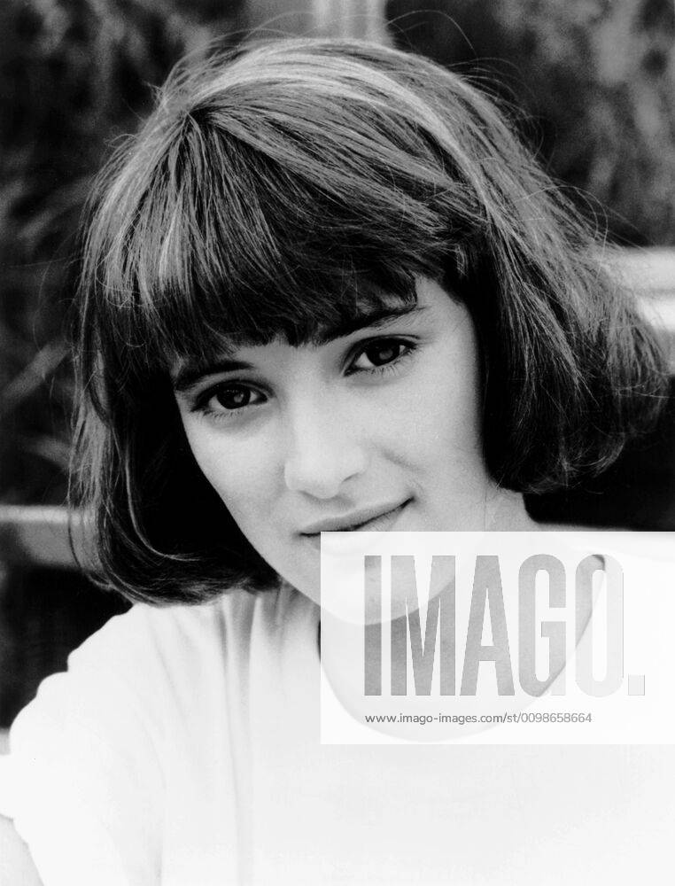 SQUARE DANCE, Winona Ryder, 1987, Island Pictures courtesy Everett Collection Island Pictures Courtesy Everett Collection !ACHTUNG AUFNAHMEDATUM GESCHÄTZT! PUBLICATIONXNOTxINxCANxCHNxFRAxITAxJPNxNORxPOLxRUSxESPxUKxUSA