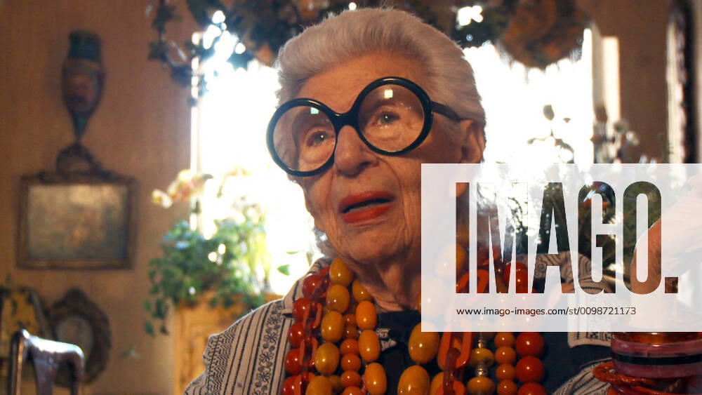 IMAGO ICONS: Iris Apfel IRIS, Iris Apfel, 2014. Magnolia Pictures courtesy Everett Collection Magnolia Pictures Courtesy Everett Collection !ACHTUNG AUFNAHMEDATUM GESCHÃ„TZT! PUBLICATIONXNOTxINxCANxCHNxFRAxITAxJPNxNORxPOLxRUSxESPxUKxUSA