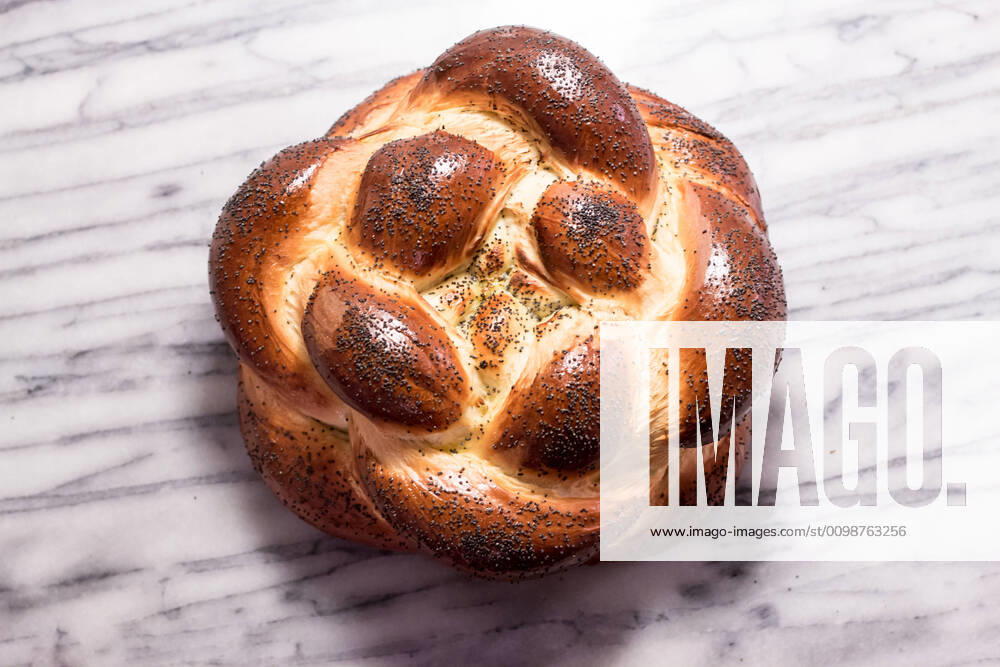 Braided Round Challah Bread Loaf with Poppy Seeds San Diego, CA, United States CR_JIKO200326-327898-01