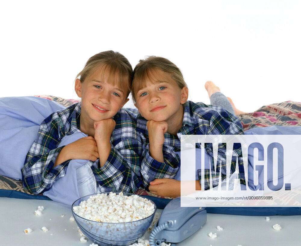 YOU RE INVITED TO MARY-KATE & ASHLEY S SLEEPOVER PARTY, from left: Mary-Kate Olsen, Ashley Olsen, 1995, Dualstar Productions courtesy Everett Collection Dualstar Productions courtesy Everett Collection !ACHTUNG AUFNAHMEDATUM GESCHÃ„TZT! PUBLICATIONXNOTxINxCANxCHNxFRAxITAxJPNxNORxPOLxRUSxESPxUKxUSA