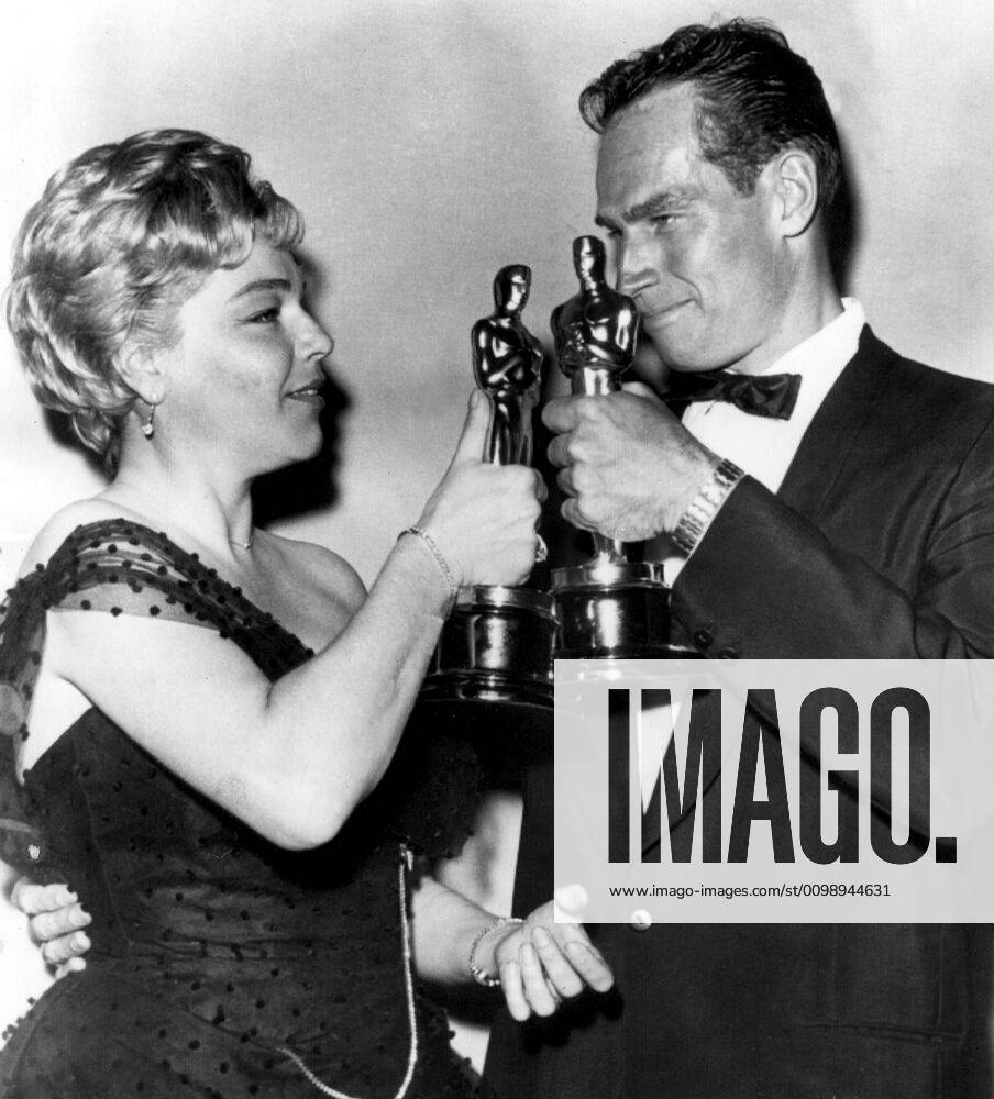 OSCARS. Beste Hauptdarstellerin. PreistrÃ¤gerinnen 1951-1960 1959: Best Actress SIMONE SIGNORET Room at the Top and Best Actor CHARLTON HESTON Ben-Hur toast each other with their Oscars, 4 4 60 Courtesy Everett Collection !ACHTUNG AUFNAHMEDATUM GESCHÃ„TZT! PUBLICATIONXNOTxINxCANxCHNxFRAxITAxJPNxNORxPOLxRUSxESPxUKxUSA