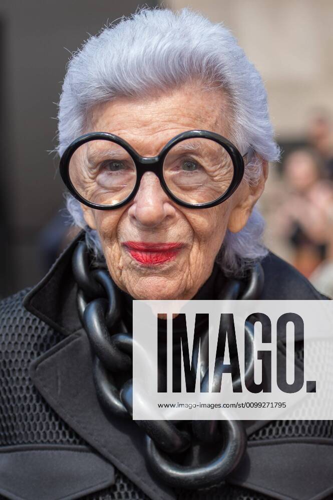 IMAGO ICONS: Iris Apfel Iris Apfel out and about for Celebrity Candids - WED, , New York, NY September 14, 2016. Photo By: Al Pastor Everett Collection For usage credit please use; Al Pastor Everett Collection !ACHTUNG AUFNAHMEDATUM GESCHÃ„TZT! PUBLICATIONXNOTxINxCANxCHNxFRAxITAxJPNxNORxPOLxRUSxESPxUKxUSA