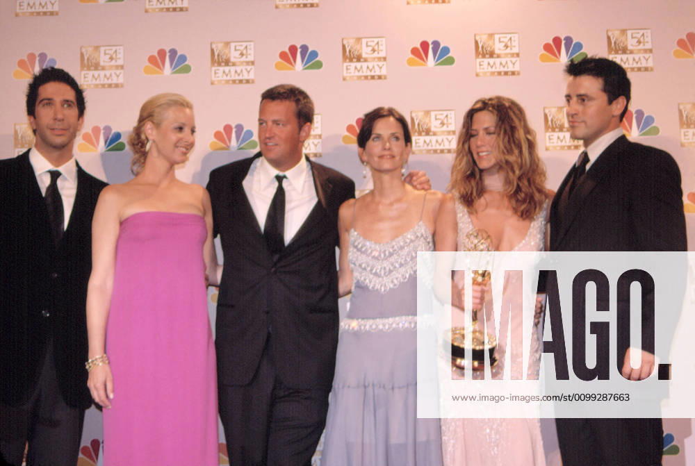 Cast of FRIENDS, David Schwimmer, Lisa Kudrow, Matthew Perry, Courteney Cox, Jennifer Aniston, Matt LeBlanc at the EMMY AWARDS, 9 22 2002, LA, CA, by Robert Hepler. For usage credit please use; Robert Hepler Everett Collection !ACHTUNG AUFNAHMEDATUM GESCHÃ„TZT! PUBLICATIONXNOTxINxCANxCHNxFRAxITAxJPNxNORxPOLxRUSxESPxUKxUSA