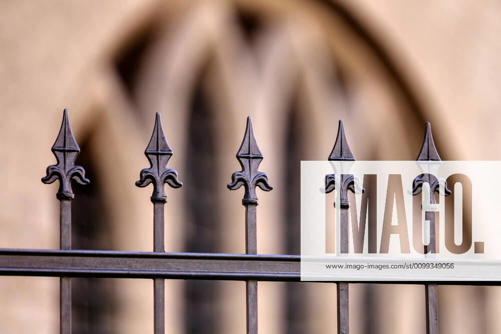 Fence tips on a property of the church Cologne, 12 04 2020 Foto:xC.xFuturexImage