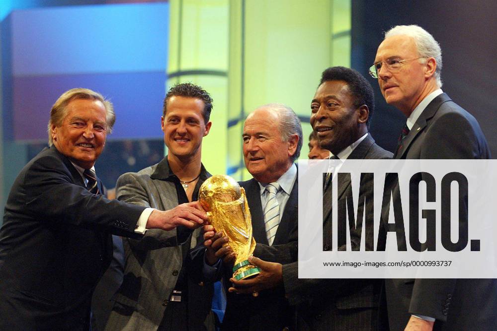 V.li.: DFB Präsident Gerhard Mayer Vorfelder, Michael Schumacher, FIFA Präsident Sepp Blatter (Schweiz), Pele (Brasilien) und OK Präsident Franz Beckenbauer bei der Auslosung der Qualifikationsgruppen zur FIFA Weltmeisterschaft 2006 mit dem FIFA Weltpokal Fußball WM Herren Auslosung Qualifikationsgruppen 2003, Qualifikation, Gruppenauslosung Gruppe Weltmeisterschaftspokal, Pokal Frankfurt M., Trophäe, Josef, Joseph