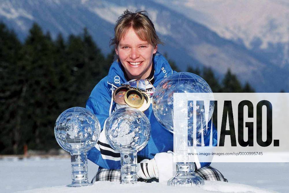 Katja Seizinger (Deutschland) präsentiert ihre fette Beute: Gold-, Silber- und Bronzemedaillen von den Olympischen Spielen in Nagano, den Gesamtweltcup und die Weltcup-Pokale in den Disziplinen Abfahrt und Super G Alpiner Skilauf Damen FIS-Weltcup 1997 1998, Welt-Cup, Worldcup, World, WC, Ski Alpin, Alpiner Skisport, Einzelbild Trophäensammlung, Pokalsammlung Crans Montana Freude,