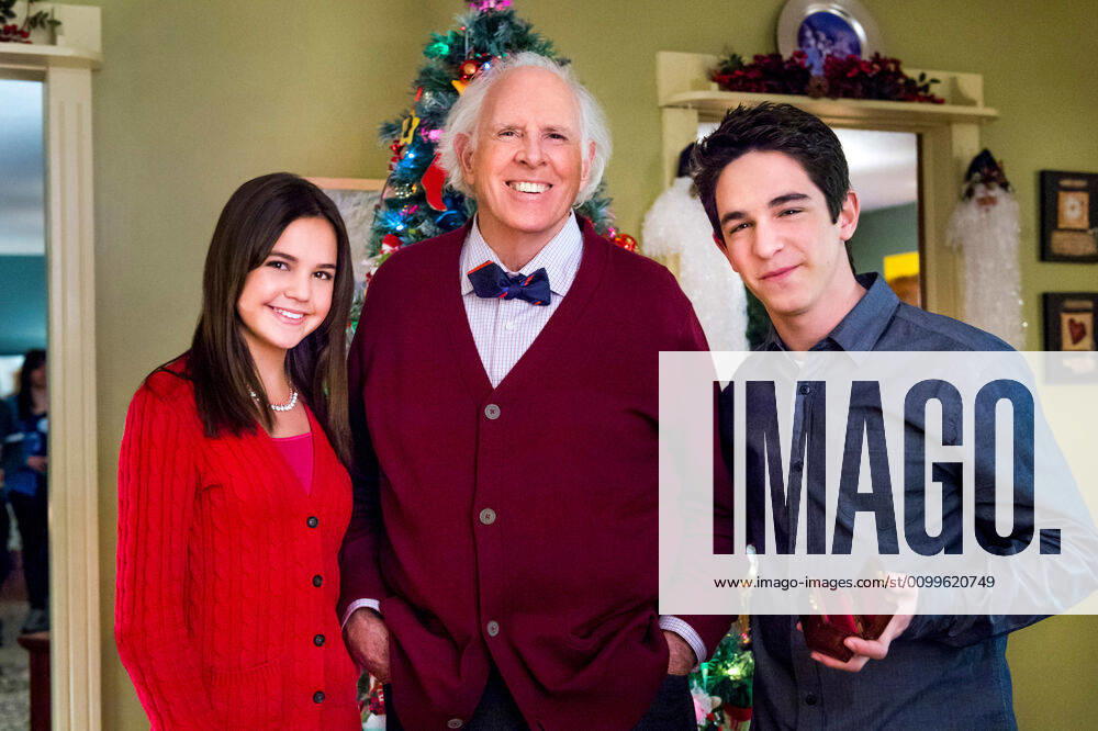 PETE S CHRISTMAS, (from left): Bailee Madison, Bruce Dern, Zachary Gordon, (airs Nov. 1, 2013), 2013. photo: Ben Mark Holzberg Hallmark Entertainment Courtesy: Everett Collection Hallmark Entertainment Courtesy Everett Collection !ACHTUNG AUFNAHMEDATUM GESCHÃ„TZT! PUBLICATIONXNOTxINxCANxCHNxFRAxITAxJPNxNORxPOLxRUSxESPxUKxUSA