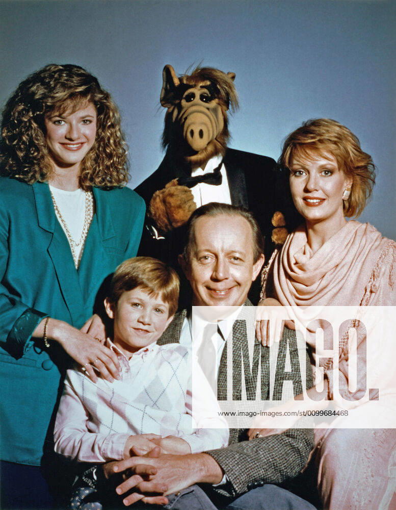 ALF, (clockwise from top left): Andrea Elson, Alf, Anne Schedeen, Max Wright, Benji Gregory, 1986-90, Alien Productions Courtesy: Everett Collection Alien Productions Courtesy: Everett Collection !ACHTUNG AUFNAHMEDATUM GESCHÃ„TZT! PUBLICATIONXNOTxINxCANxCHNxFRAxITAxJPNxNORxPOLxRUSxESPxUKxUSA