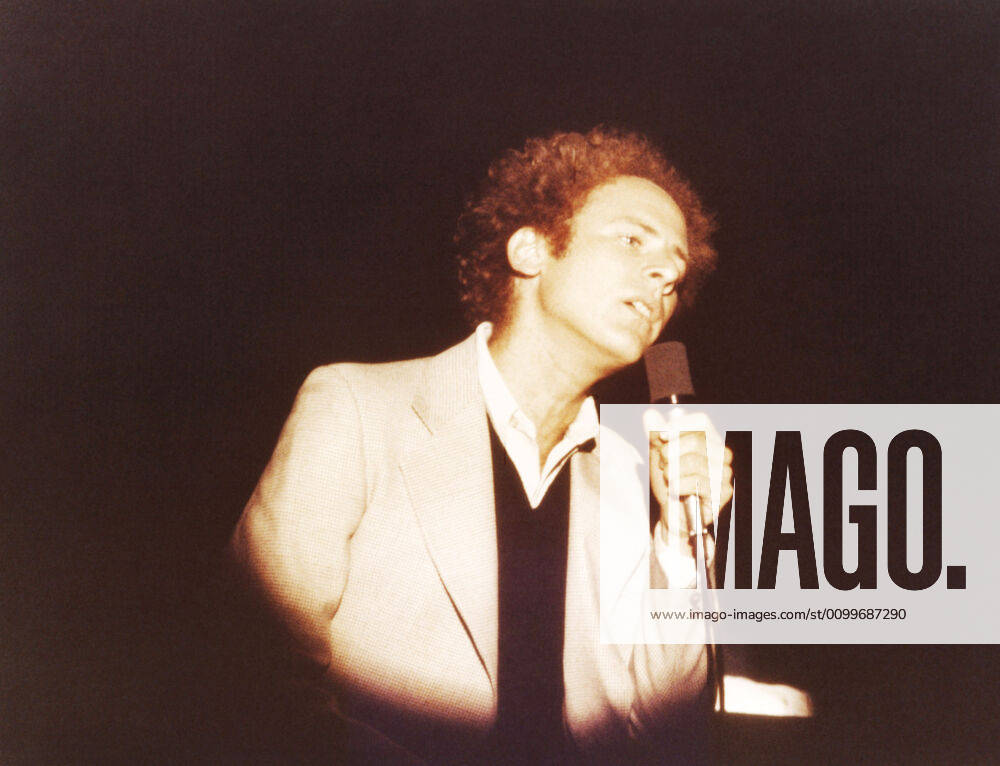 ROLLING STONE MAGAZINE: THE 10TH ANNIVERSARY, Art Garfunkel, 1977 !ACHTUNG AUFNAHMEDATUM GESCHÄTZT! PUBLICATIONXNOTxINxCANxCHNxFRAxITAxJPNxNORxPOLxRUSxESPxUKxUSA