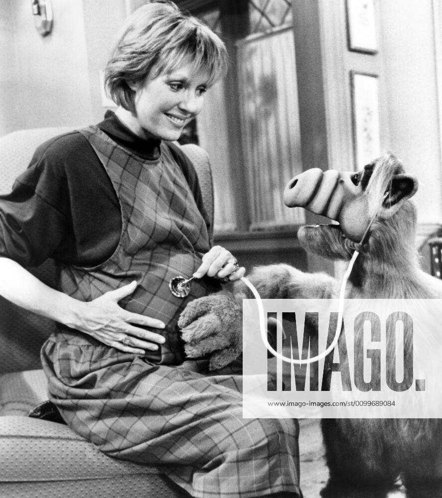 ALF, (from left): Anne Schedeen, Alf, Having My Baby , (Season 3, ep. 326, aired May 8, 1989), 1986-90. Alien Productions Courtesy: Everett Collection Alien Productions Courtesy: Everett Collection !ACHTUNG AUFNAHMEDATUM GESCHÃ„TZT! PUBLICATIONXNOTxINxCANxCHNxFRAxITAxJPNxNORxPOLxRUSxESPxUKxUSA