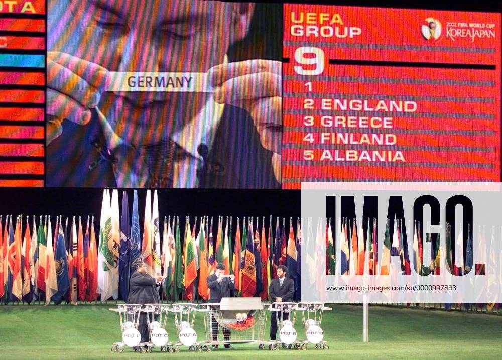 Das Los Germany (Deutschland) wird anläßlich der Auslosung der Qualifikationsgruppen zur Weltmeisterschaft 2002 in die Gruppe 9 zu Albanien, Finnland, Griechenland und England gelost Fußball WM Herren Auslosung Qualifikationsgruppen 1999, Gruppenauslosung, Weltmeisterschaftsqualifikation Totale