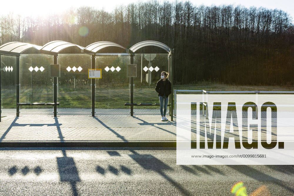 IMAGO Creative: Gesellschaft, Mobilität auf dem Land Portrait of a girl with mask waiting at bus stop model released Symbolfoto OJF00384