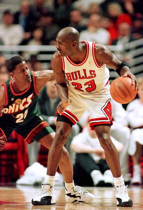 Bulls-Guard Michael Jordan mit Ball gegen Stacey Augmon Basketball ...