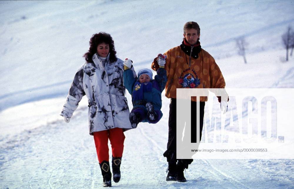 Jens Weißflog mit Sohn Daniel und Ehefrau Nicola beim Toben im Schnee Skispringen Herren Skisprung, Jens Weißflog mit Sohn Daniel und Ehefrau Nicola beim Toben im Schnee Skispringen Herren Skisprung,