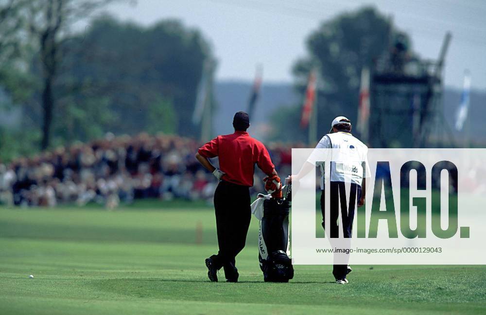 Eldrick Tiger Woods USA) und sein Caddy abwartend neben dem Fairway ...