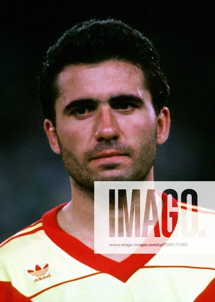 Gheorghe Hagi (Rumänien) lauscht andächtig der Hymne Fußball WM Herren ...