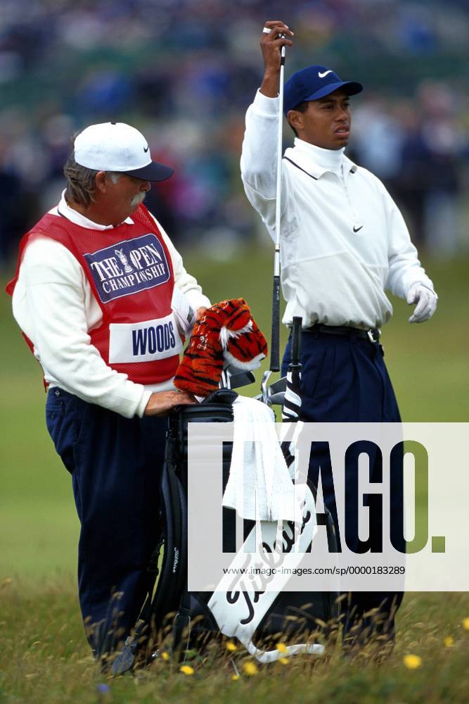Eldrick Tiger Woods wählt aus seinem Golfbag einen Schläger, neben ihm ...