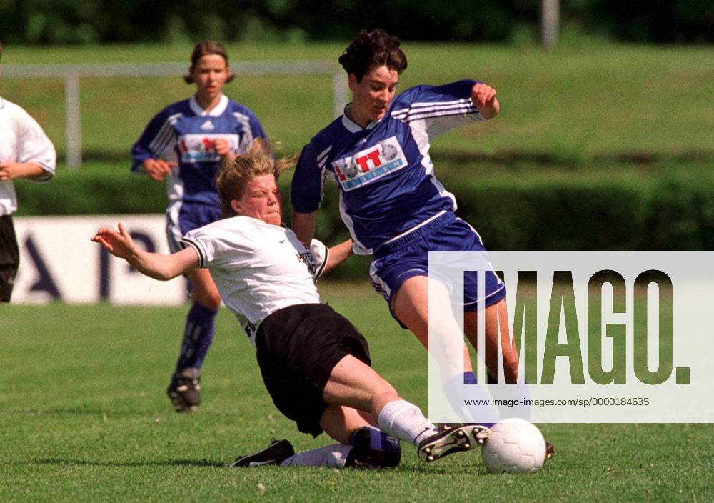 Birgit Prinz (FFC, re.) im Duell mit Jessica Brückner (FSV) Fußball 1 ...