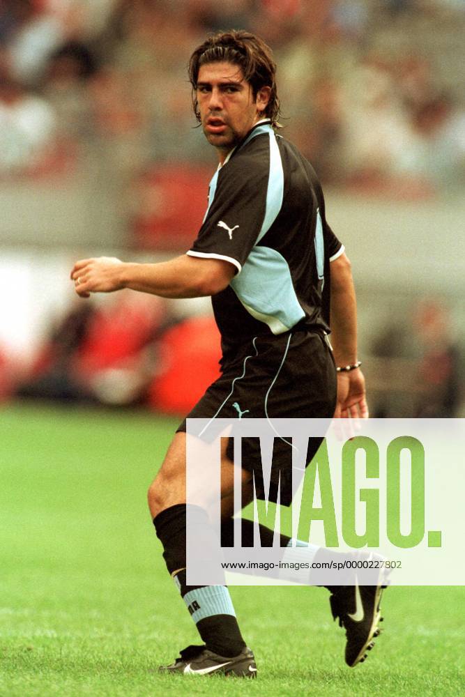 Marcelo Salas (Lazio) läuft in Position Fußball Herren Saison 2000 2001 ...