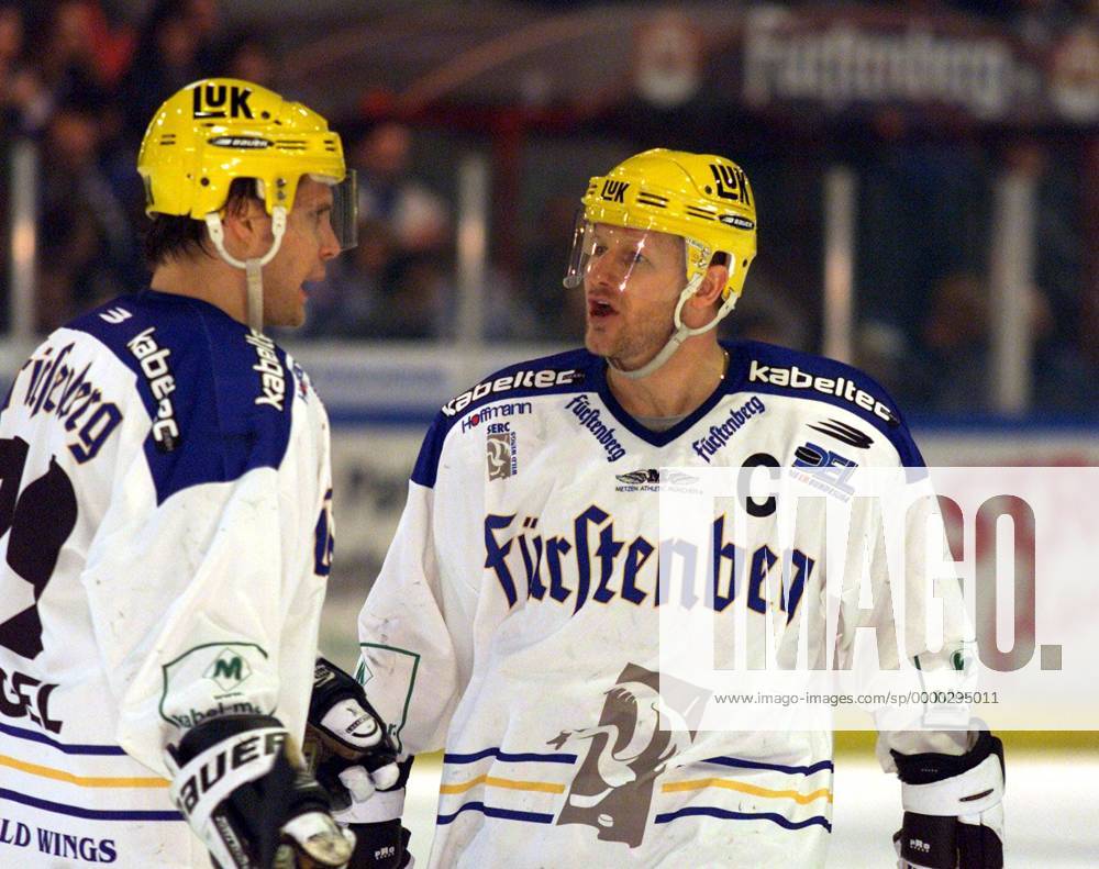 Brad Schlegel (li.) und Mark MacKay (beide Wildwings) Eishockey DEL ...