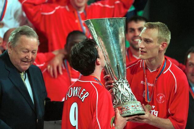Robbie Fowler küßt die Trophäe, re. Sami Hyypiä (beide Liverpool), li. UEFA-Präsident Lennart Johansson (Schweden) Fußball EC 3 Herren UEFA-Cup 2000 2001, Europapokal, Europacup, Pokal, Finale, Endspiel Gruppe Westfalenstadion Dortmund Freude,