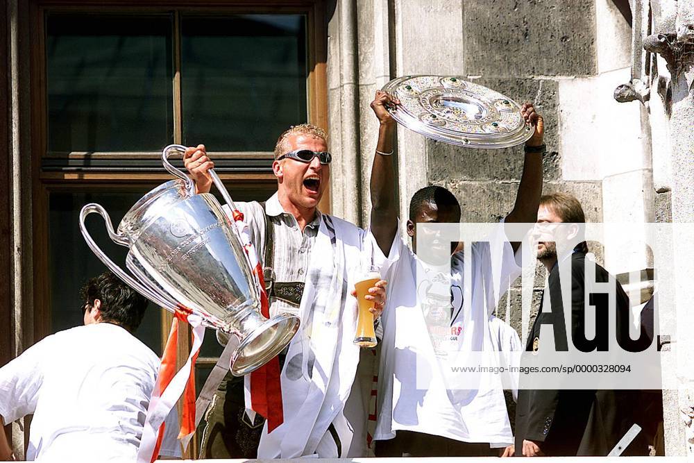 Carsten Jancker (li.) jubelt mit dem Champions-League-Pokal und Samuel ...