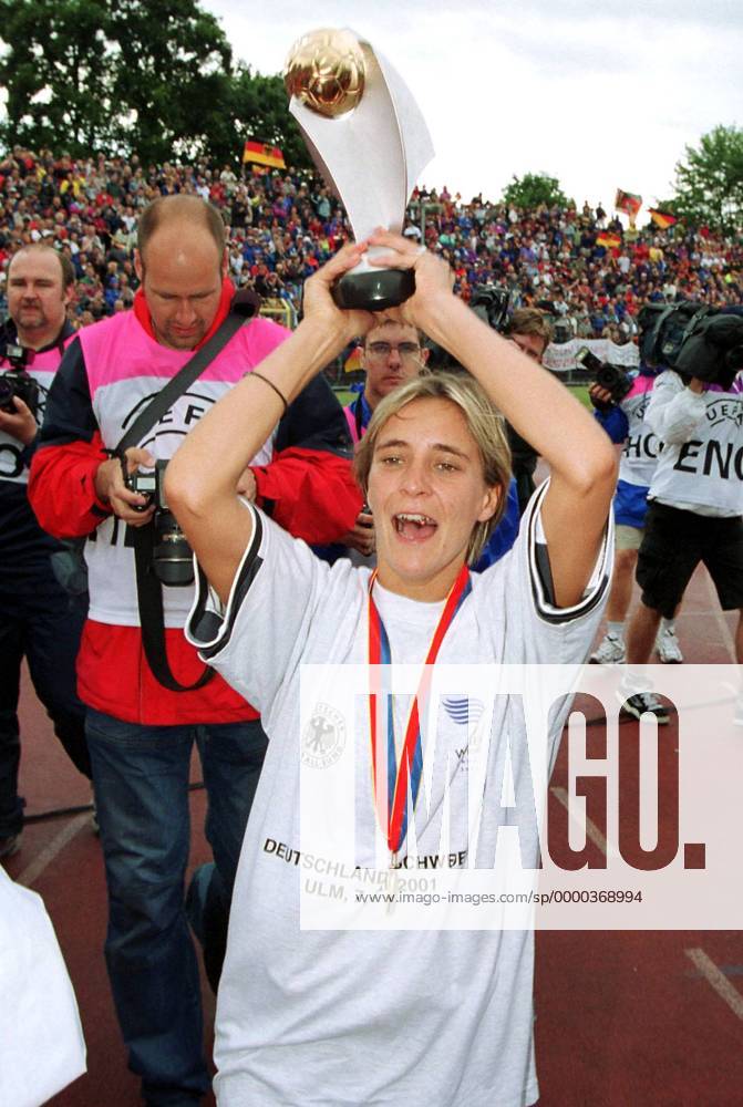 Sandra Smisek (Deutschland) präsentiert den Pokal Fußball EM Damen