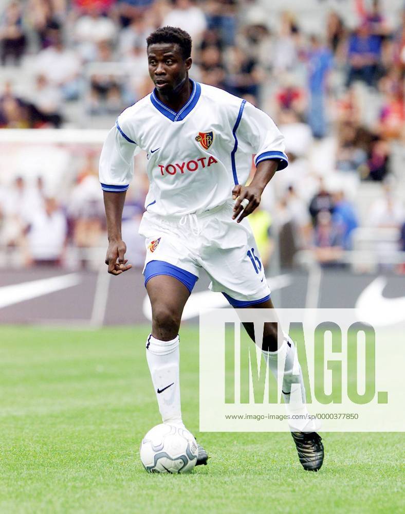 Yao Aziawonou (Basel) am Ball Fußball Herren UI-Cup 2001 2002, UIC,  UEFA-Intertoto, Nationalliga A