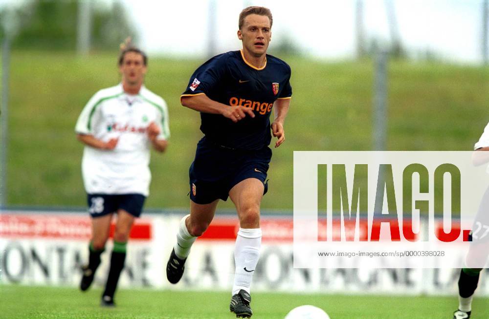 Stephane Pedron (Mitte, Lens) am Ball Fußball Herren Saisonvorbereitung