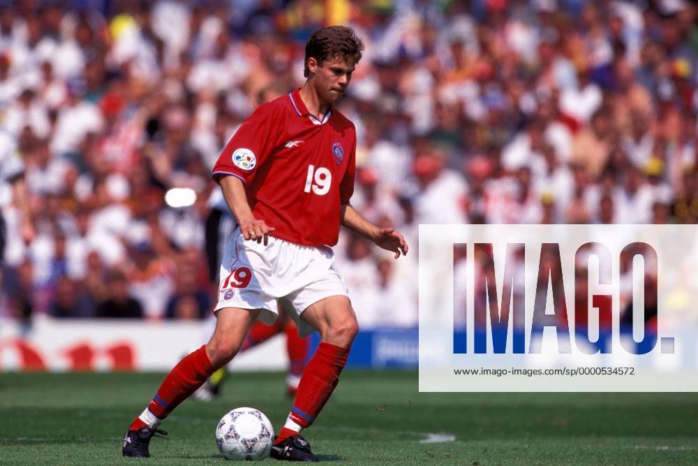 Vladislav Radimov (Rußland) am Ball Fußball EM Herren ...